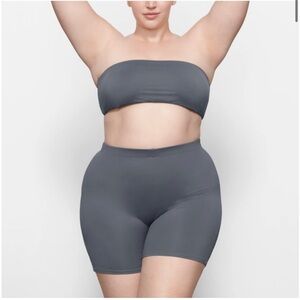 SKIMS swim mid waist shorts color gunmetal
Xxs